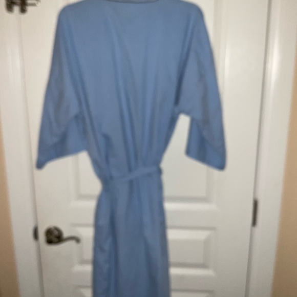 Robe - Picture 3 of 3